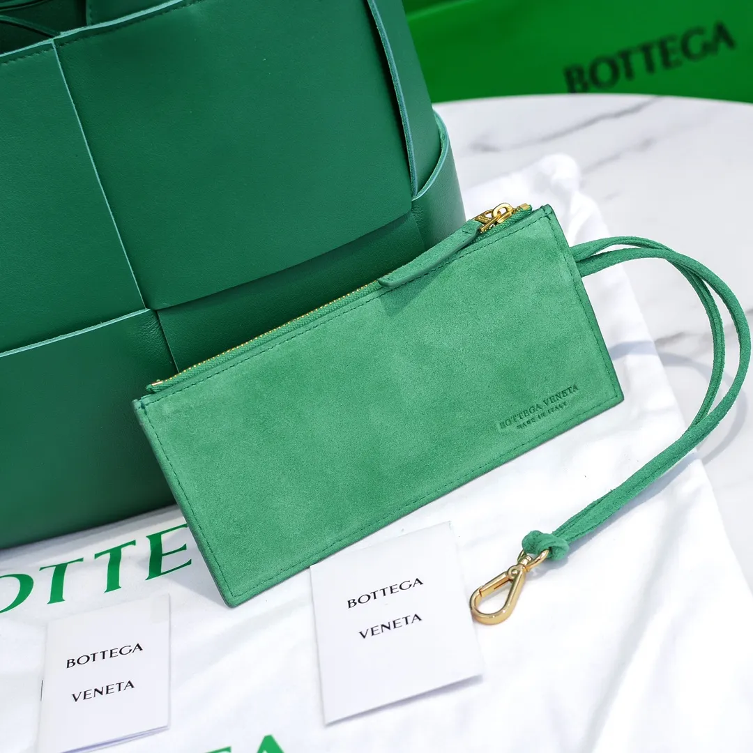 Batch 1860 BottegaVeneta# 🧷Early autumn SLIP tote handbag, the oversized woven design really makes it a huge gap from ordinary tote bags 🔗🔗The interior is matched with a leather system ⛓Daniel Lee leads the brand gene to continue to evolve with fresh inspiration🧬🧬 Showing the balance between luxury and reality👉Wild green Size: 36*24*12【9892#】